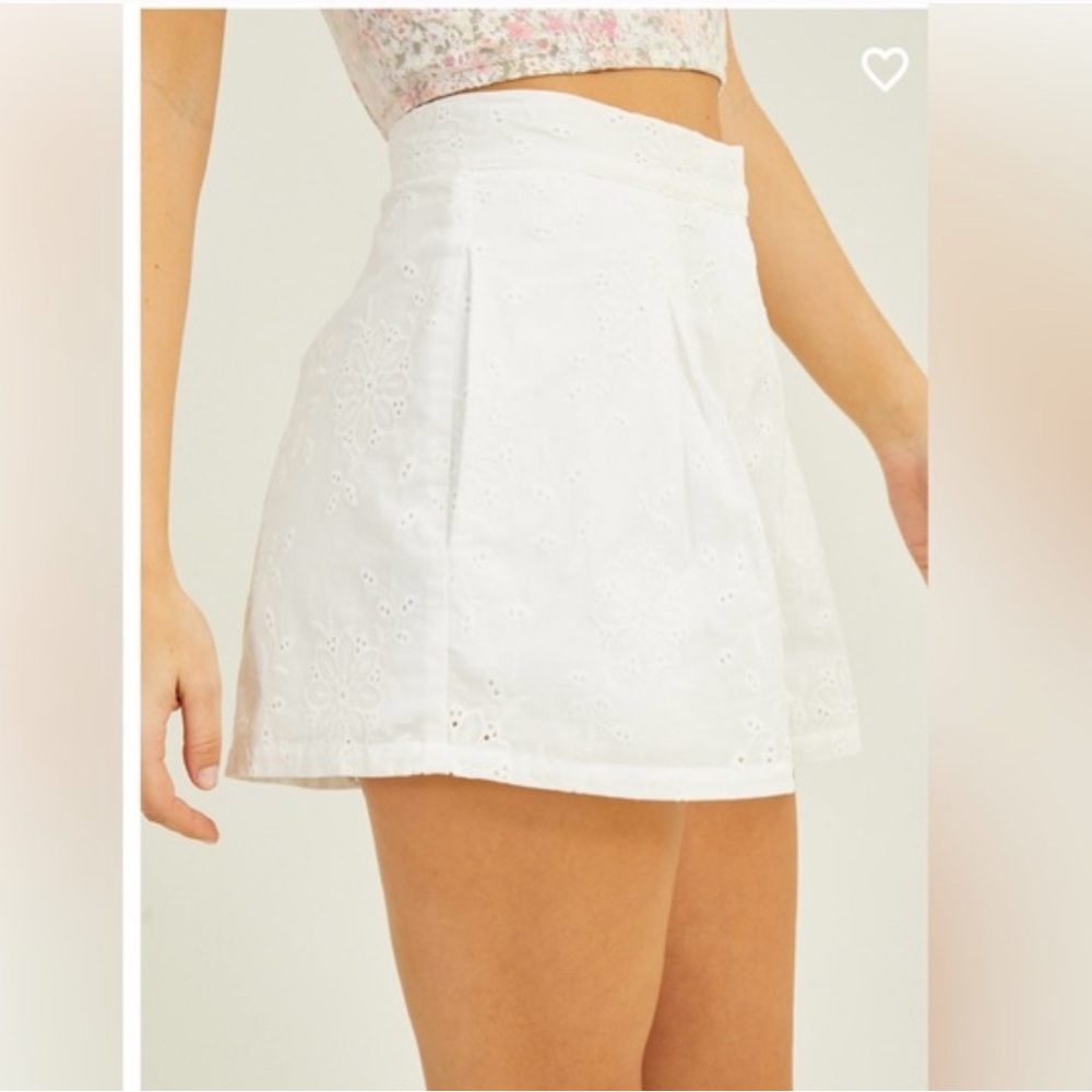 NEW WITH TAGS Altar’d State Katie Eyelet Trouser Shorts White Small - Picture 3 of 8